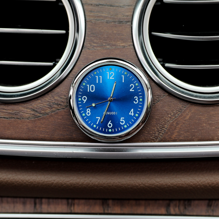 "Mini bilklocka med lysande digital display, rund metall, svart och vit färg, perfekt för stil och funktion i bilen."
