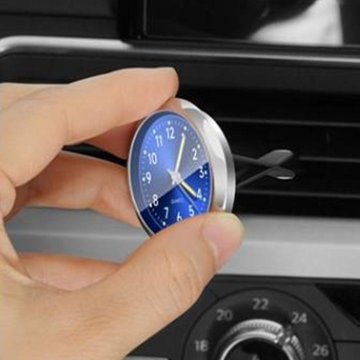 "Mini bilklocka med lysande digital display, rund metall, svart och vit färg, perfekt för stil och funktion i bilen."