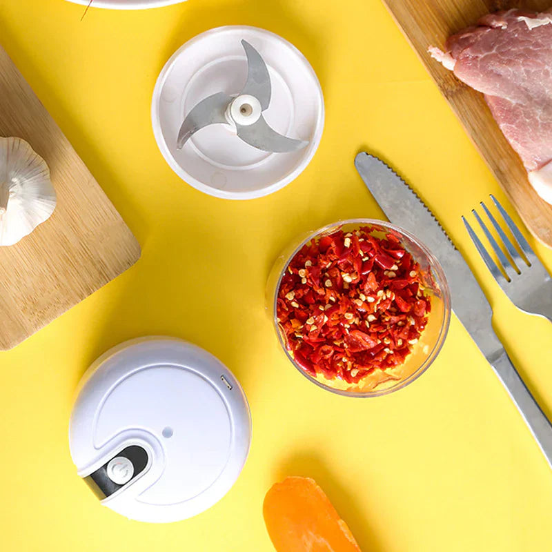 "Mini elektrisk köksblandare med USB-laddning, kompakt design, tre rostfria klingor, perfekt för resor och daglig matlagning.