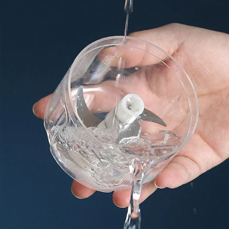 "Mini elektrisk köksblandare med USB-laddning, kompakt design, tre rostfria klingor, perfekt för resor och daglig matlagning.