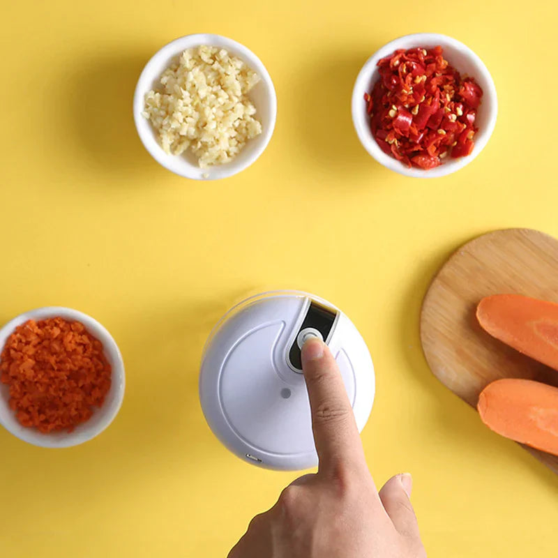 "Mini elektrisk köksblandare med USB-laddning, kompakt design, tre rostfria klingor, perfekt för resor och daglig matlagning.