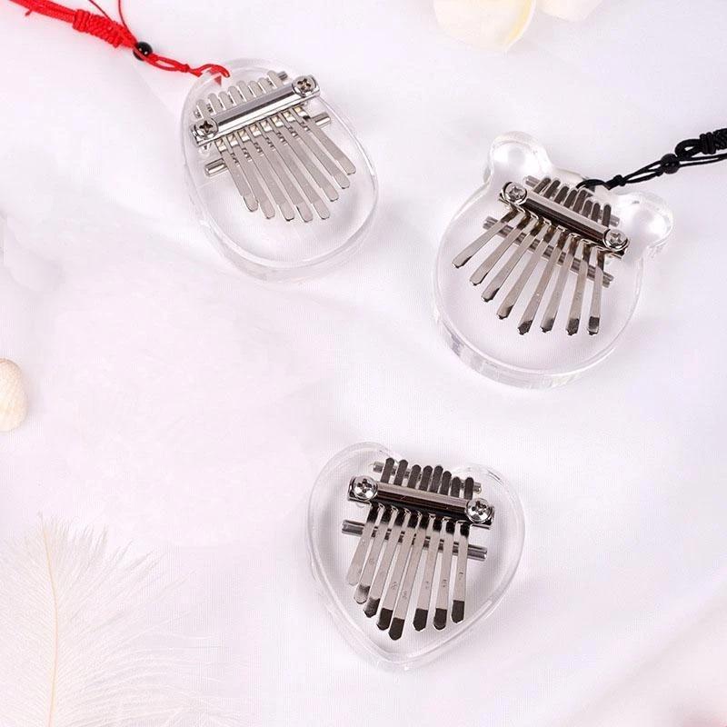 "Mini tumpiano i trä och kristall med graverade nycklar. Perfekt för musikälskare i alla åldrar, kompakt och elegant."