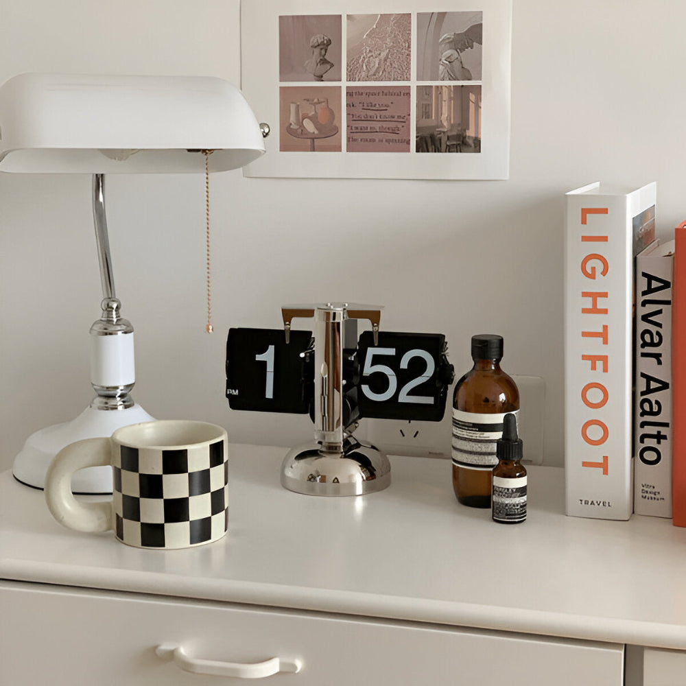 Retrodesignad automatisk flipklocka, perfekt som bordsdekoration.