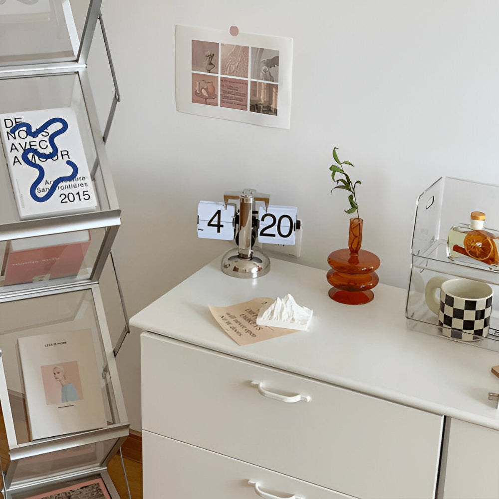 Minimalistisk heminredning: Svart flipklocka som retro bordsklocka.