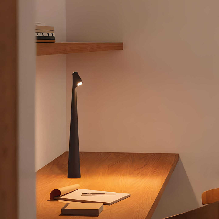 Stilfull svart LED bordslampa med enkel design, idealisk för heminredning i vardagsrum.