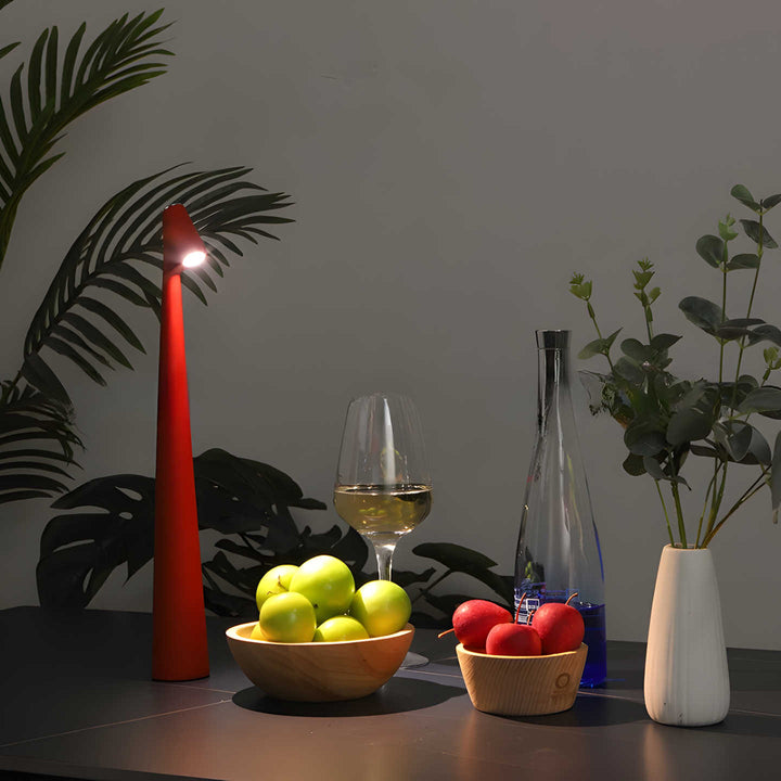 Elegant minimalistisk designlampa med LED, trådlös och uppladdningsbar för flexibel inredning.