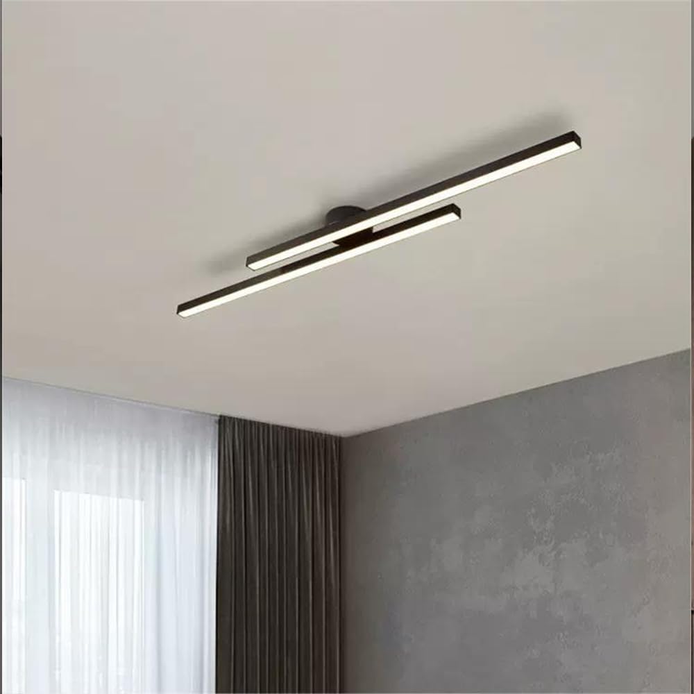 Designad LED taklampa i aluminium, dimbar för atmosfärisk belysning.