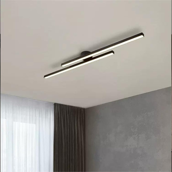 Designad LED taklampa i aluminium, dimbar för atmosfärisk belysning.