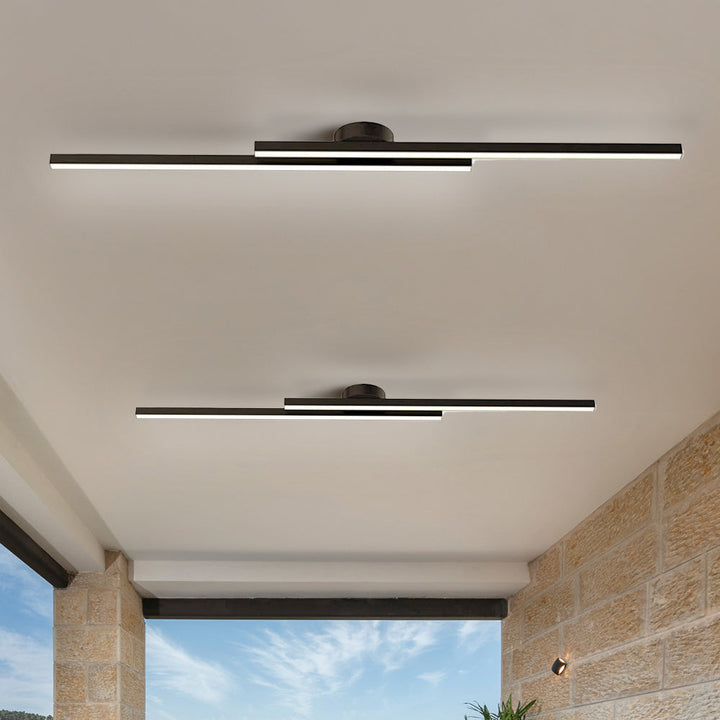 Elegant dimbar LED taklampa i aluminium, perfekt för sovrummet.