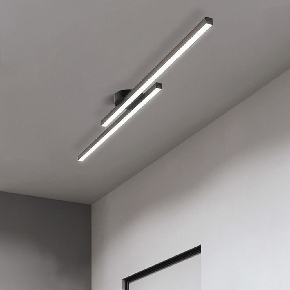Taklampa LED i minimalistisk aluminiumdesign, skapar stilren belysning.