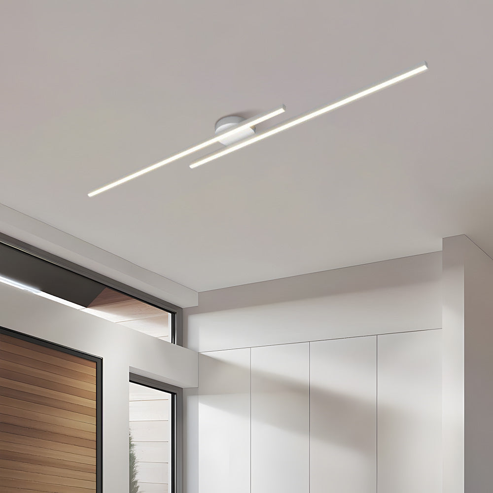 Stilfull aluminium taklampa med integrerad LED, dimbar för optimal komfort.