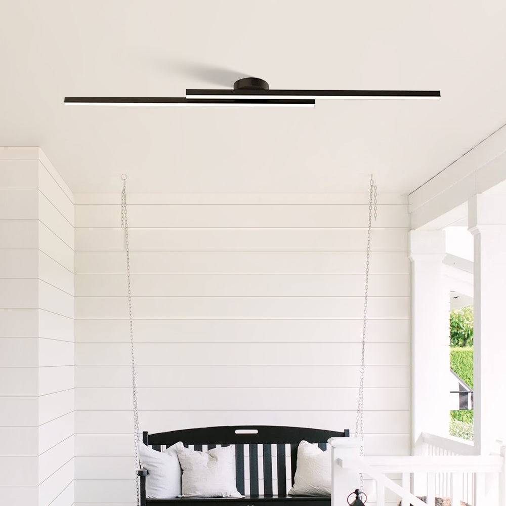 Stilren aluminium taklampa med integrerad LED för vardagsrum.