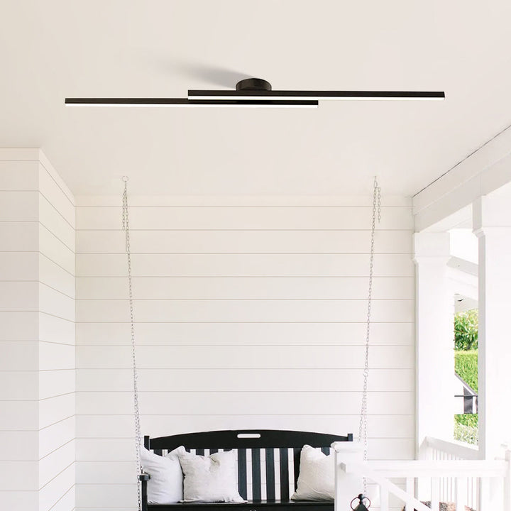 Stilren aluminium taklampa med integrerad LED för vardagsrum.