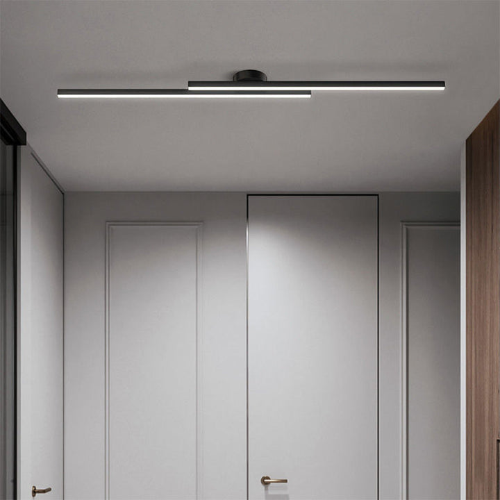 Dimbar LED taklampa i aluminium för hall och stilfull heminredning.