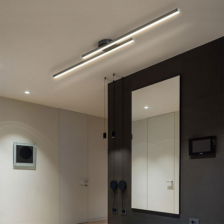 Designlampa: vit LED taklampa i aluminium för en modern hall.