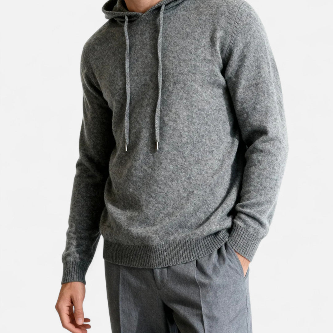 Modern herr-hoodie, modell Leo, perfekt för en bekväm men stilfull vardag.