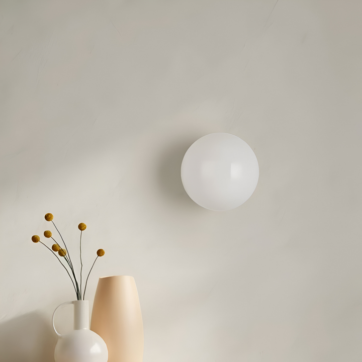 Elegant inomhusbelysning: Rund glaslampa med LED, perfekt som väggdekoration.