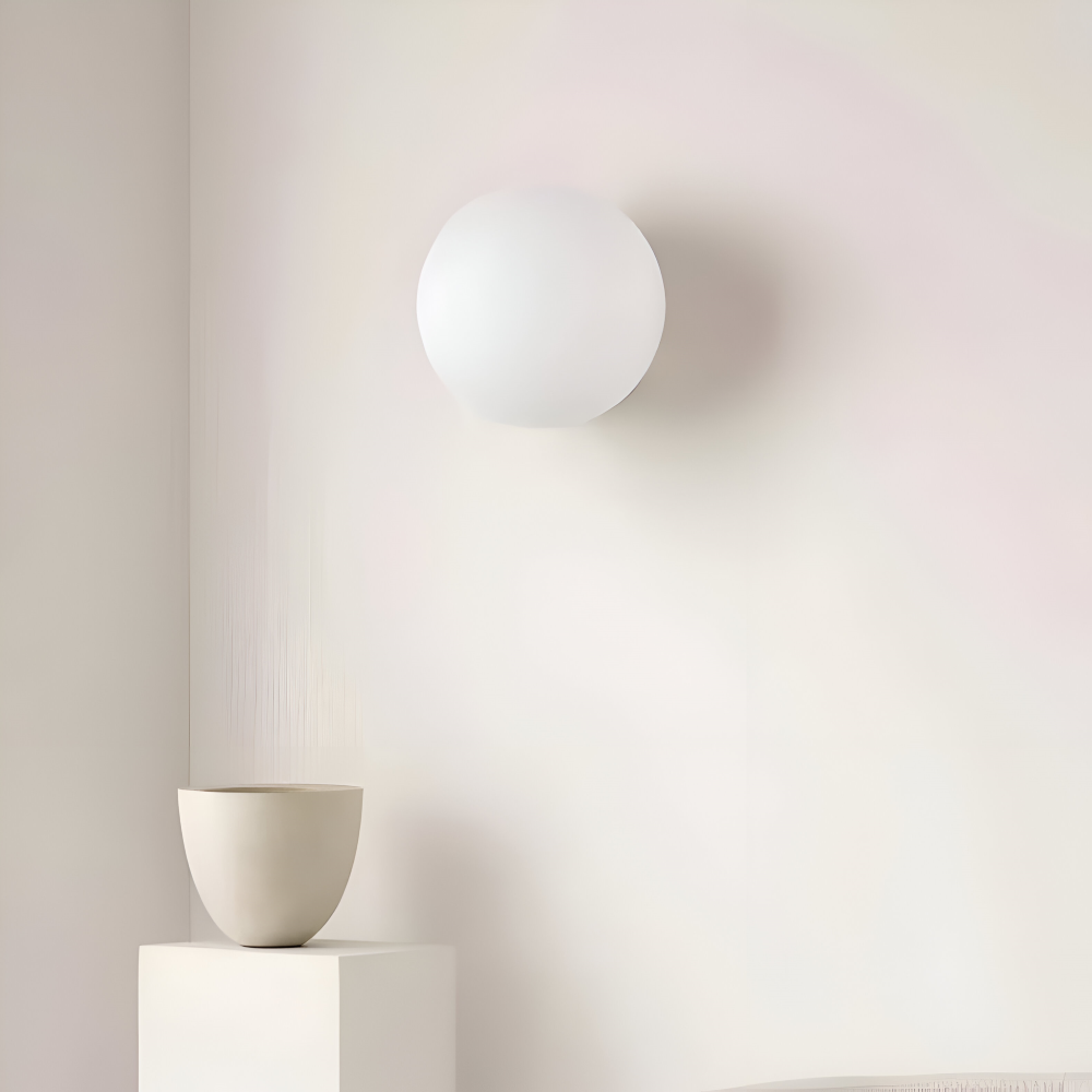Modern rund LED-vägglampa i glas, idealisk för att lysa upp vardagsrummet.