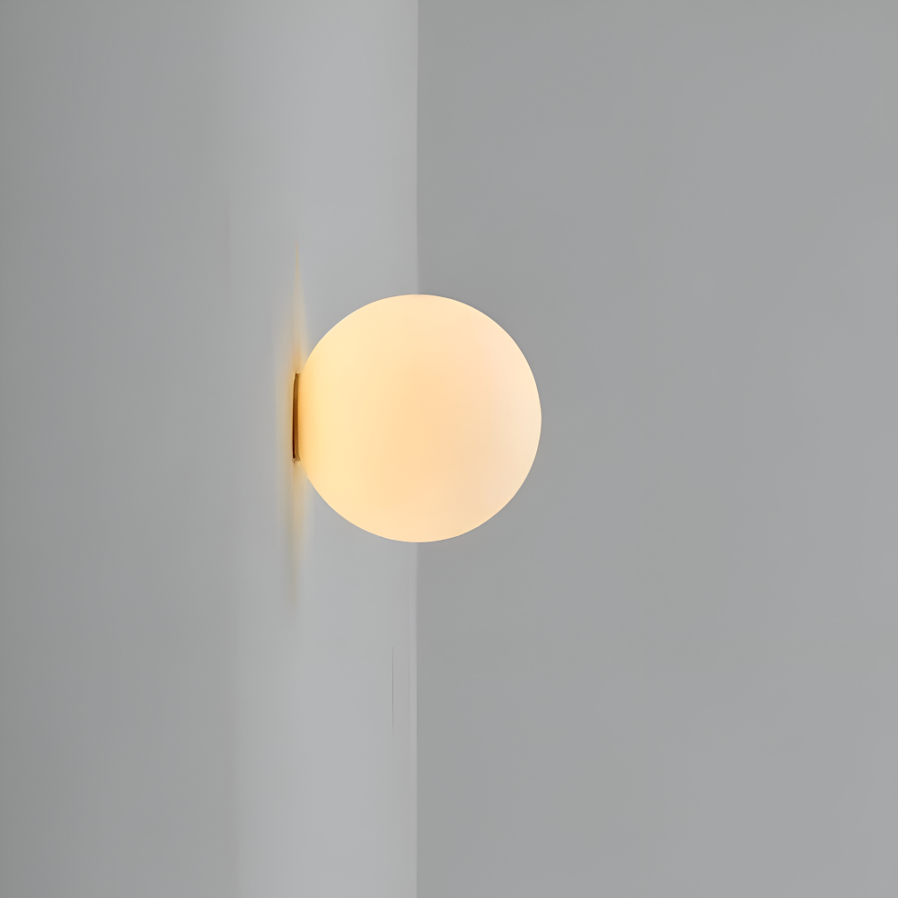 Runt glas och LED definierar denna eleganta vägglampa för hemmet.
