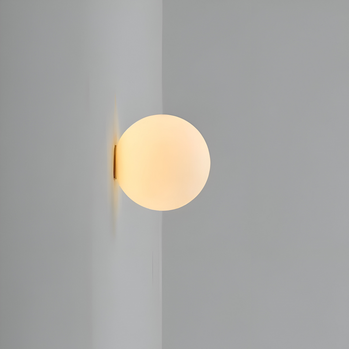 Runt glas och LED definierar denna eleganta vägglampa för hemmet.