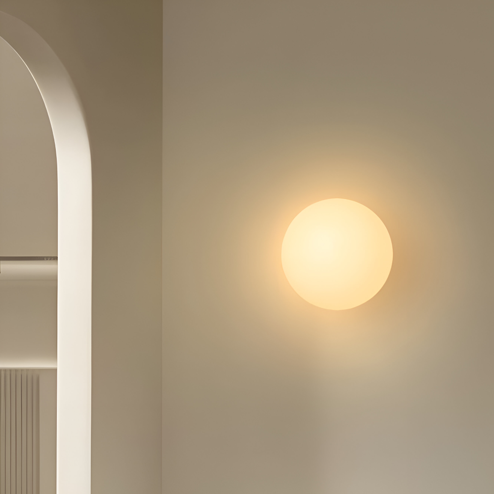 Modern vägglampa med runt glas och energieffektiv LED-belysning.