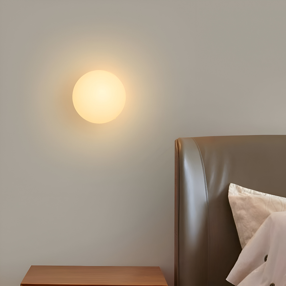 Vacker rund glasvägglampa, modern design för inomhus hembelysning.