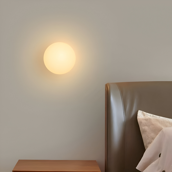 Vacker rund glasvägglampa, modern design för inomhus hembelysning.