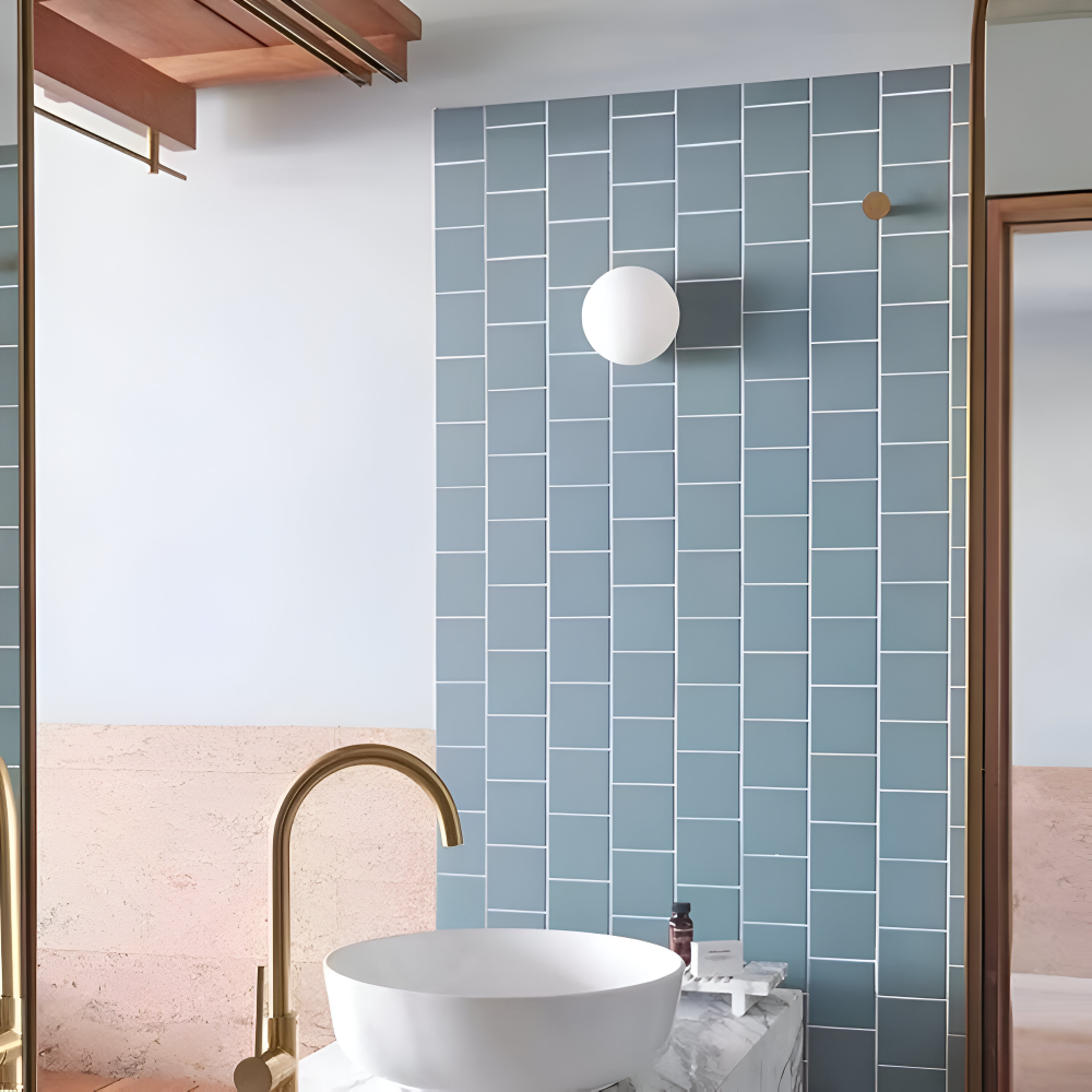 Rund minimalistisk LED-vägglampa i glas, modern design för hemmet.