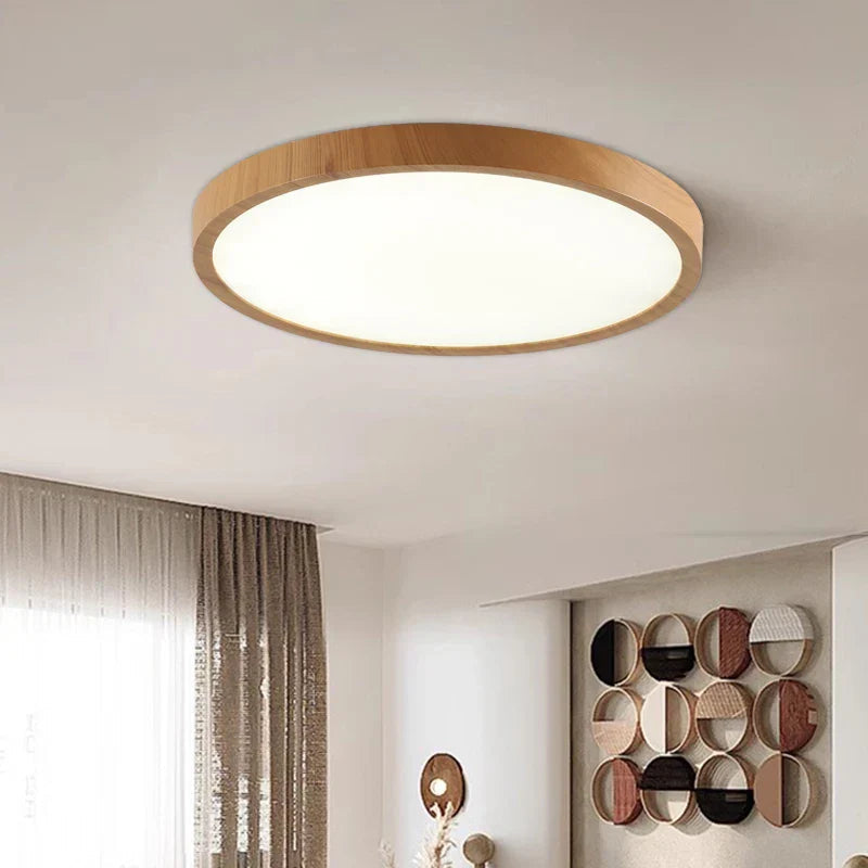Stilren LED-taklampa i minimalistisk design, skapar mysig atmosfär i sovrummet med justerbar belysning.