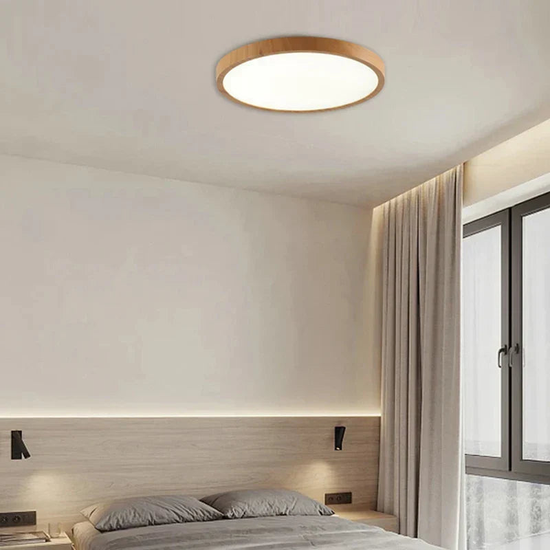 Elegant taklampa i minimalistisk stil. Vit finish, ger behaglig och justerbar LED-belysning i hemmet.