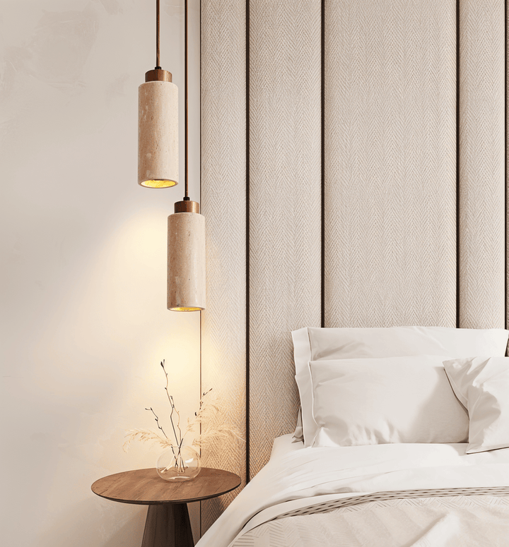 Cylindrisk minimalistisk pendellampa i vit finish. Modern designlampa som sprider varmt, inbjudande ljus i hemmet.