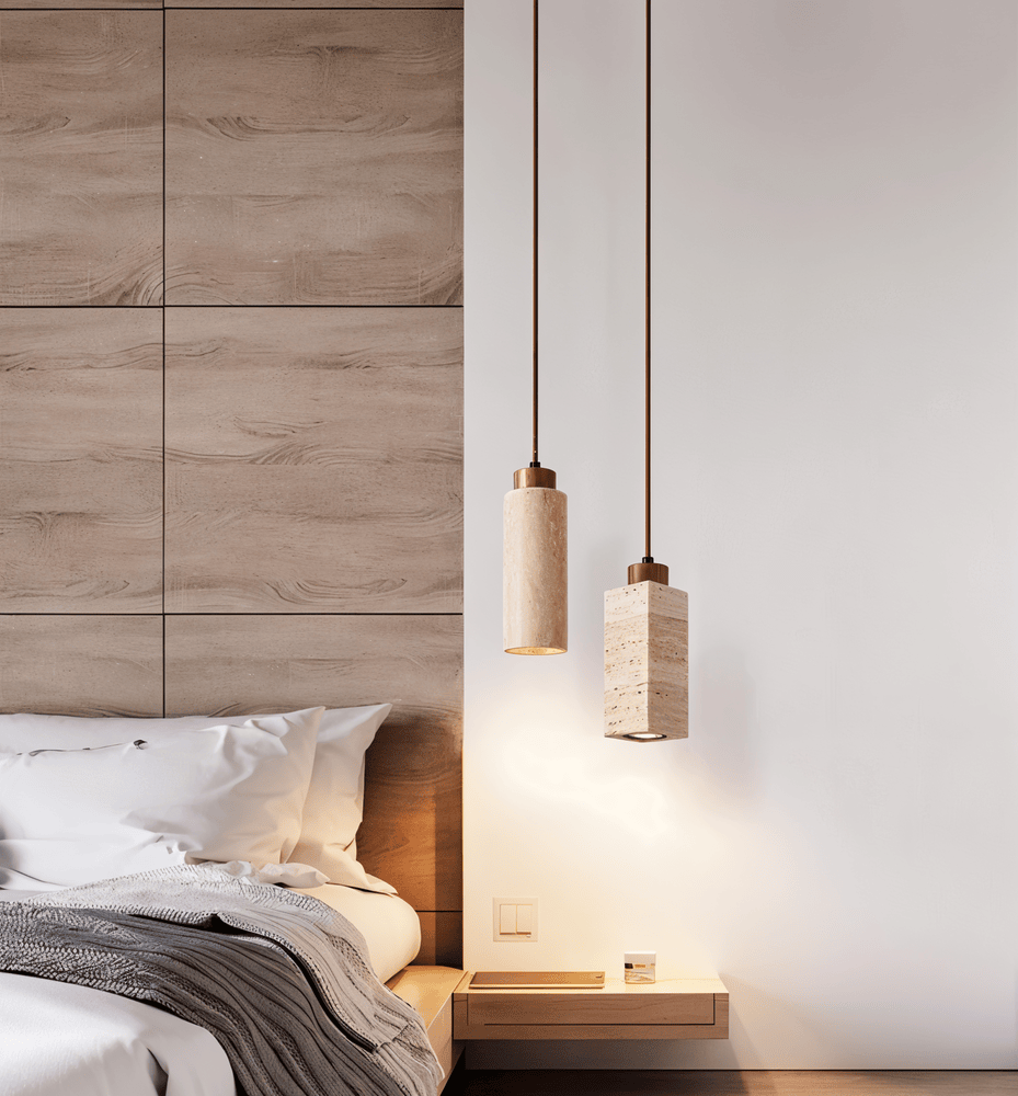 Fyrkantig, elegant pendellampa i borstad metall. Stilren takbelysning idealisk över köksö eller matbord.