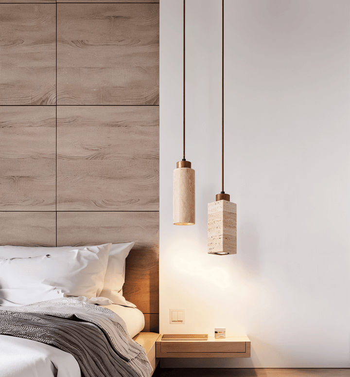 Fyrkantig, elegant pendellampa i borstad metall. Stilren takbelysning idealisk över köksö eller matbord.