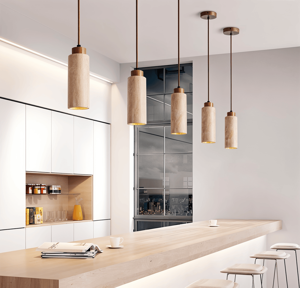 Elegant svart minimalistisk pendellampa. Ger fokuserat varmt ljus, en stilren designlampa för modern inredning.