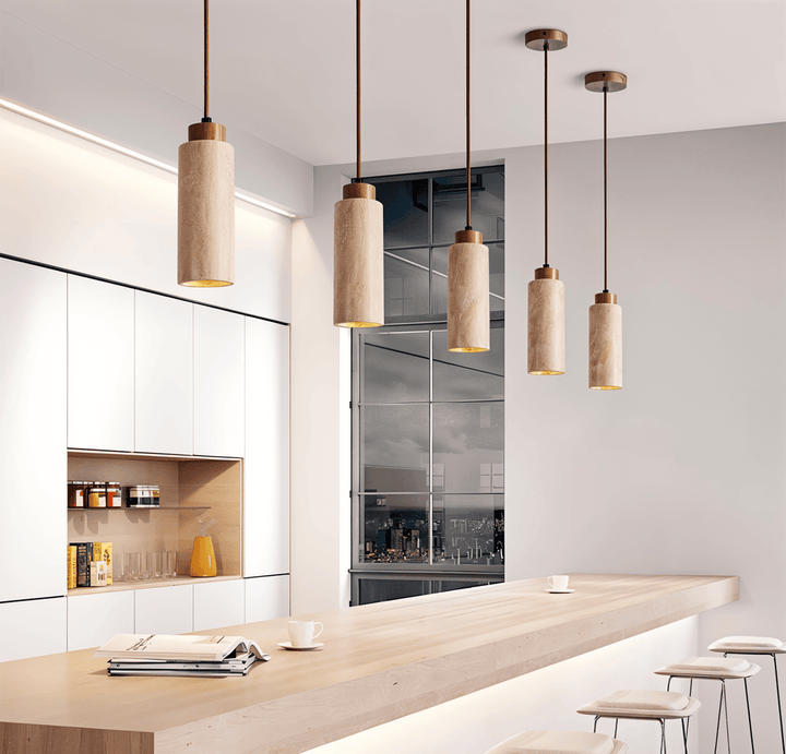 Elegant svart minimalistisk pendellampa. Ger fokuserat varmt ljus, en stilren designlampa för modern inredning.