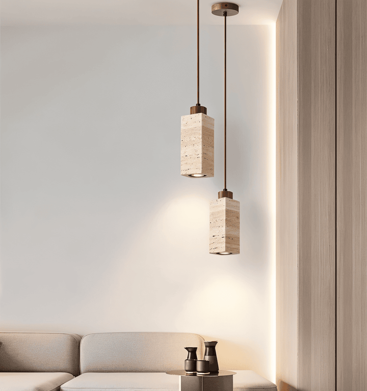 Vit minimalistisk taklampa som skapar ljus modern atmosfär. Perfekt för nordisk heminredning med sin rena design.