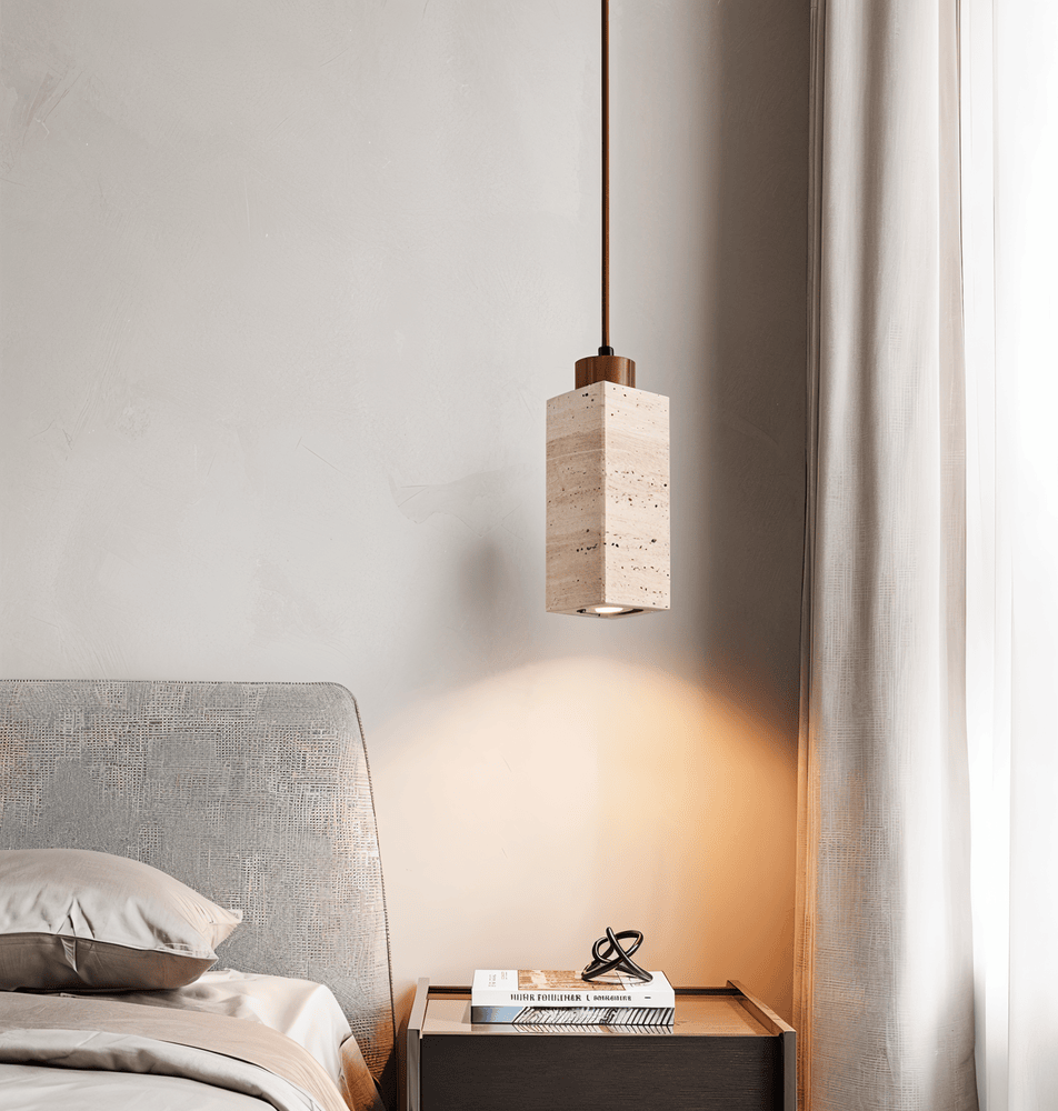 Modern pendellampa över matbord i minimalistisk stil. Skapar mysigt varmt ljus, en designlampa för middagar.