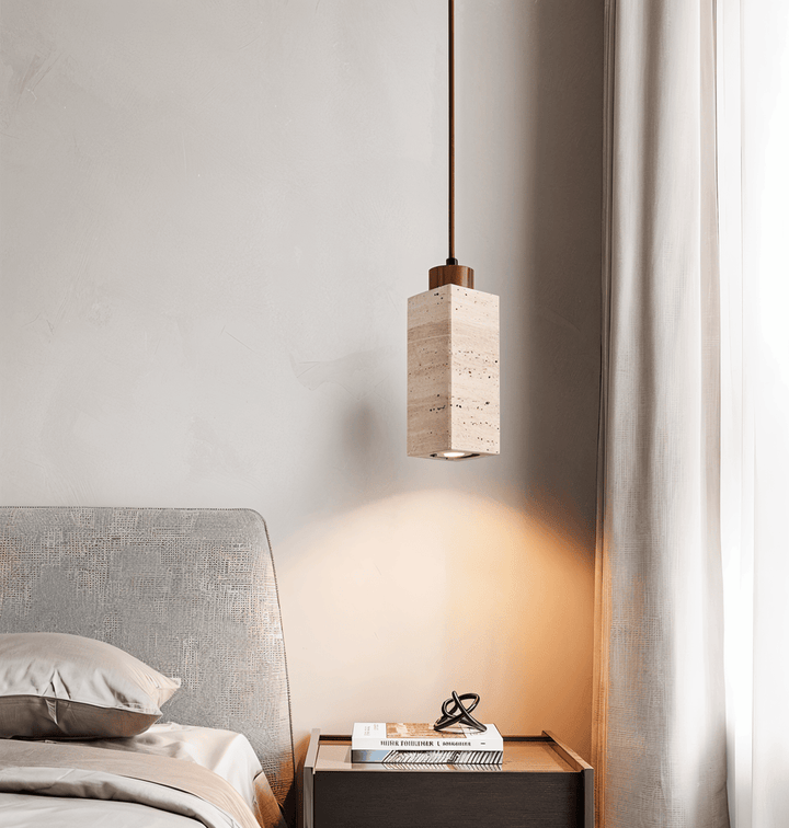 Modern pendellampa över matbord i minimalistisk stil. Skapar mysigt varmt ljus, en designlampa för middagar.
