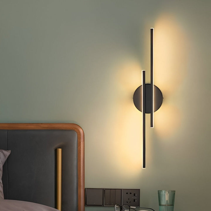 Minimalistisk vägglampa i modern design. Perfekt LED-belysning för sovrum eller vardagsrum, skapar mysig atmosfär.