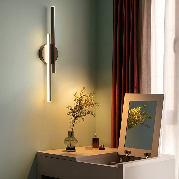 Stilren modern vägglampa. Minimalistisk design idealisk för vardagsrumsinredning och en elegant hemdesign.