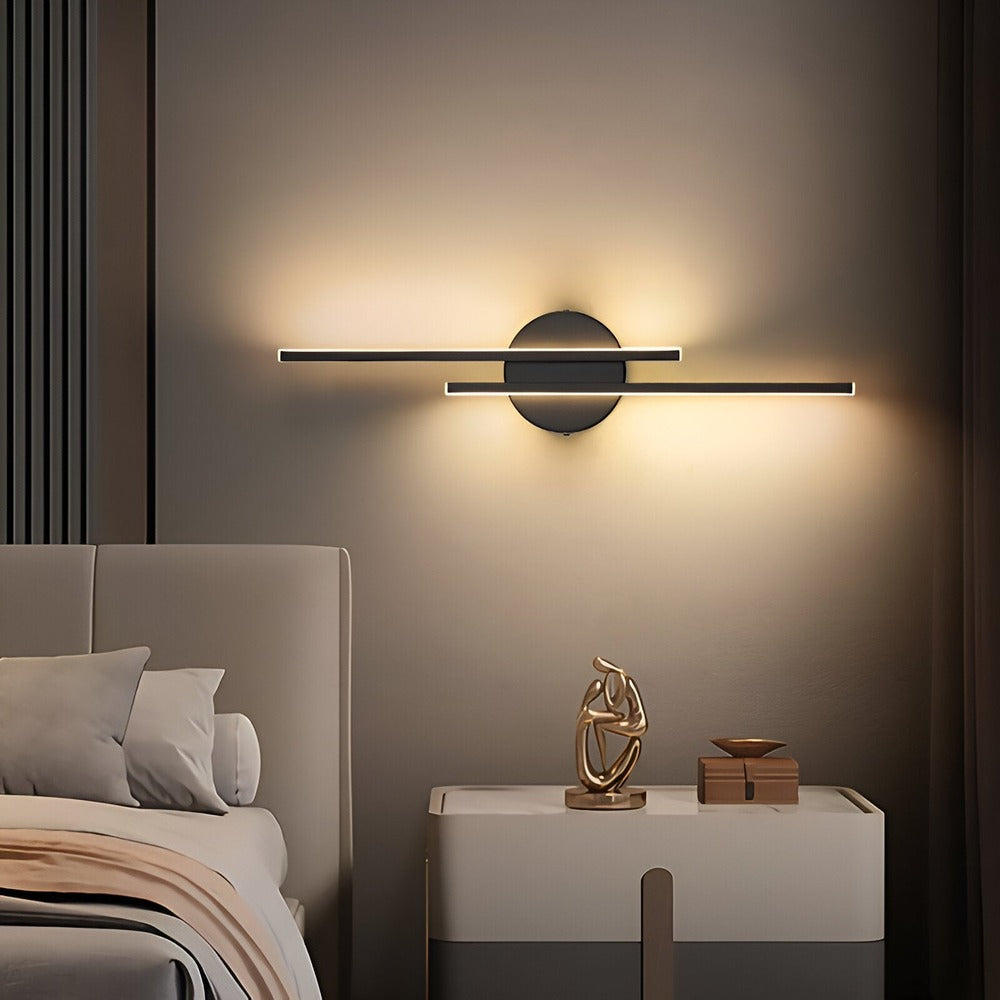Elegant LED-vägglampa för inomhusbruk. Ger mjuk belysning, perfekt som sänglampa i sovrummet. Modern design.