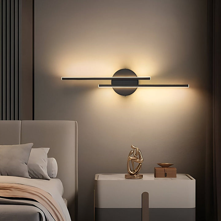 Elegant LED-vägglampa för inomhusbruk. Ger mjuk belysning, perfekt som sänglampa i sovrummet. Modern design.