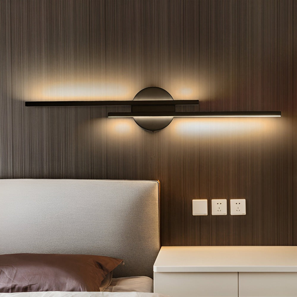 Vägglampa med minimalistisk estetik. Förbättrar modern inredning i sovrum eller vardagsrum. Stilren belysning.