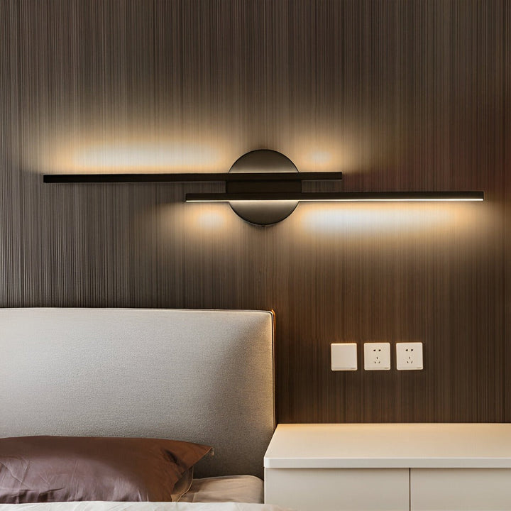 Vägglampa med minimalistisk estetik. Förbättrar modern inredning i sovrum eller vardagsrum. Stilren belysning.
