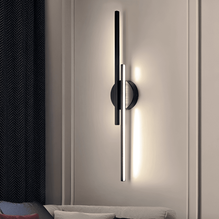 Enkel, modern vägglampa för hemmet. Passar både sovrum & vardagsrum som stilren inredningsdetalj och belysning.