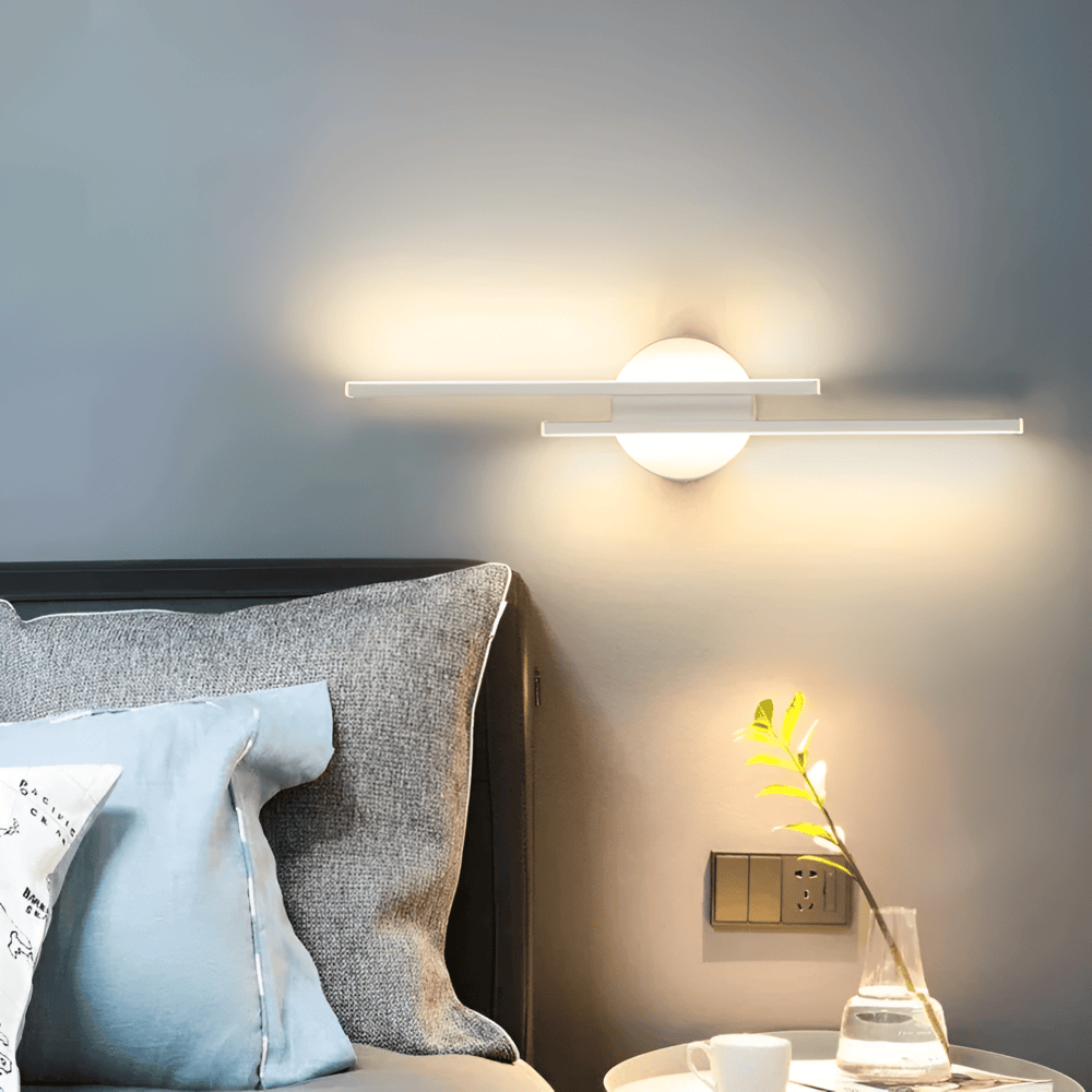Slank modern vägglampa i minimalistisk stil. Förhöjer LED-belysningen i sovrum och vardagsrum med sin design.