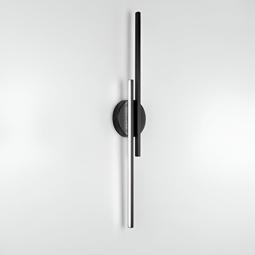 Monterad vägglampa i modern, minimalistisk design. Ger effektiv LED-belysning för sovrum och vardagsrum.