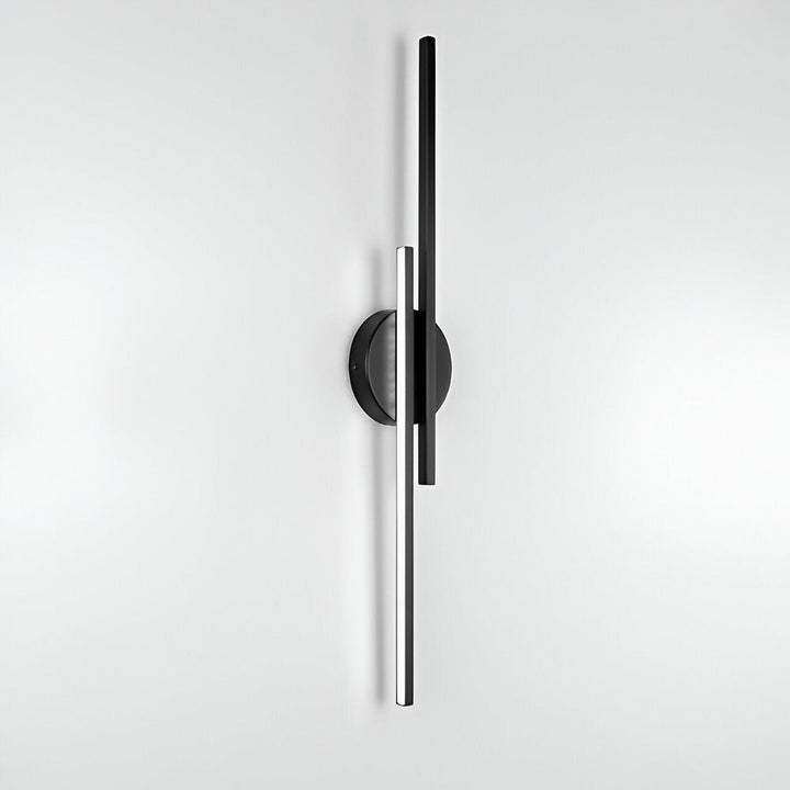 Monterad vägglampa i modern, minimalistisk design. Ger effektiv LED-belysning för sovrum och vardagsrum.