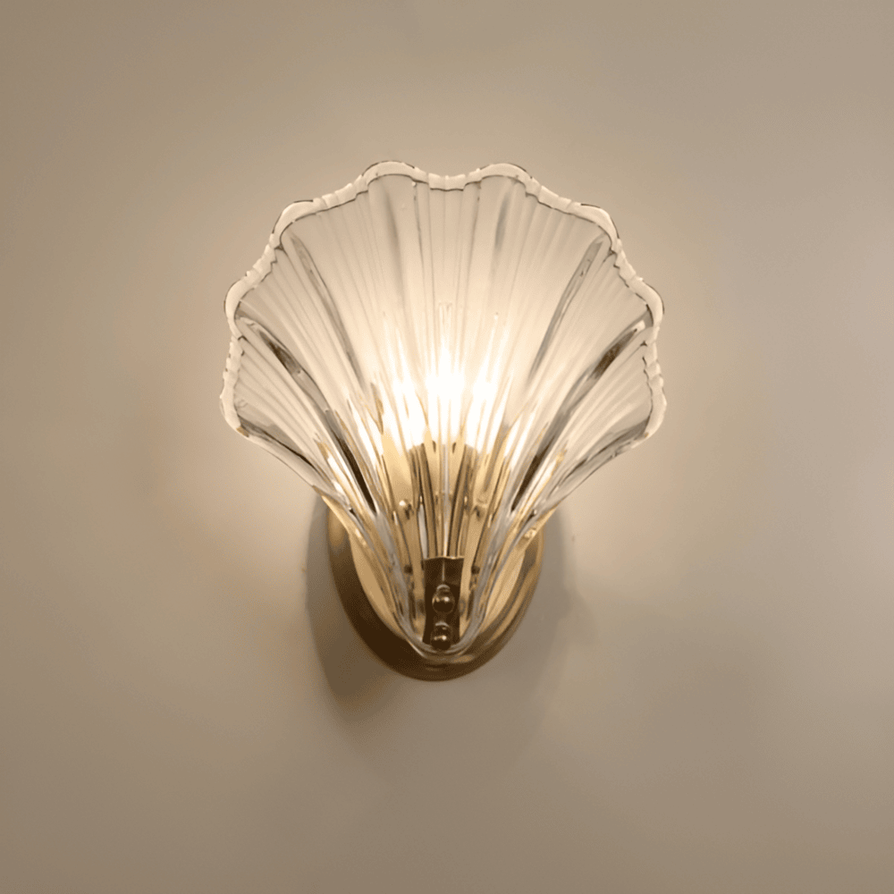 Minimalistisk vägglampa med opalglas och mässingsdetaljer för modern inredning.