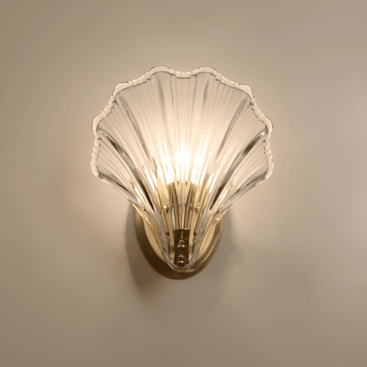 Minimalistisk vägglampa med opalglas och mässingsdetaljer för modern inredning.